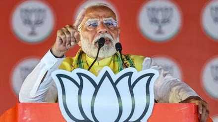 मोदी हैट्रिक के बैनर और पोस्टर लेकर पीएम मोदी की जनसभा में पहुंचे लोग, बोले अबकी बार 400 पार